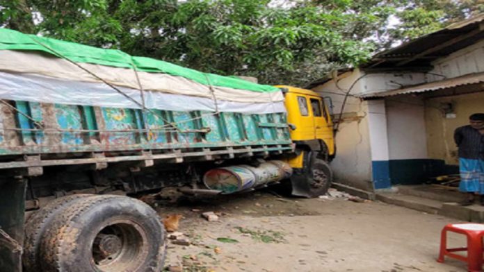 Fatikchori-truck-house দেয়াল ভেঙে, সিমেন্ট, ট্রাক, বাড়ির