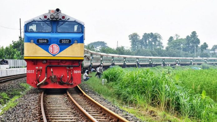 train ট্রেনের