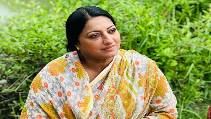 Acctress mou shika অভিনেত্রী
