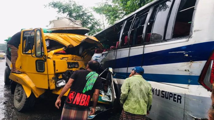 bus truck accident মুখোমুখি সংঘর্ষে