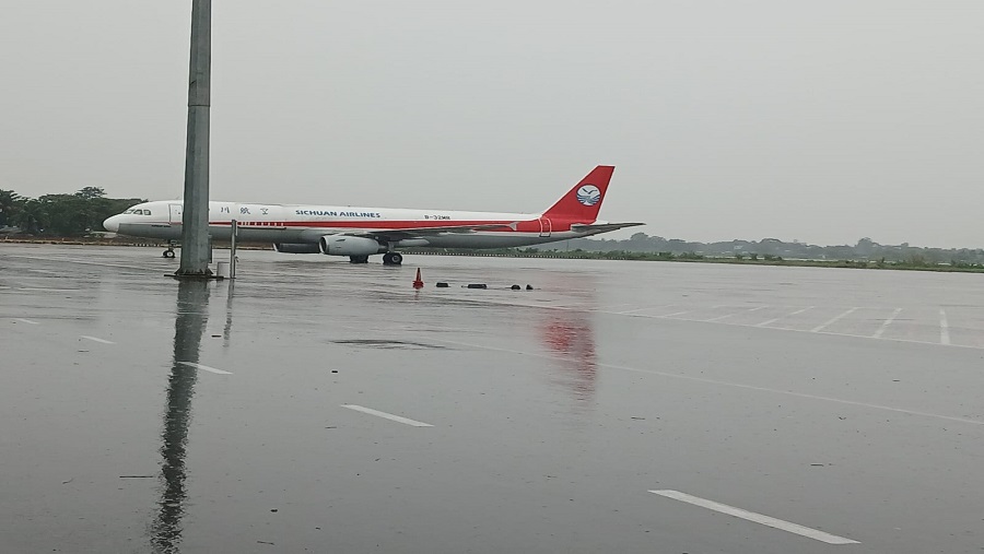 বিমানবন্দরে