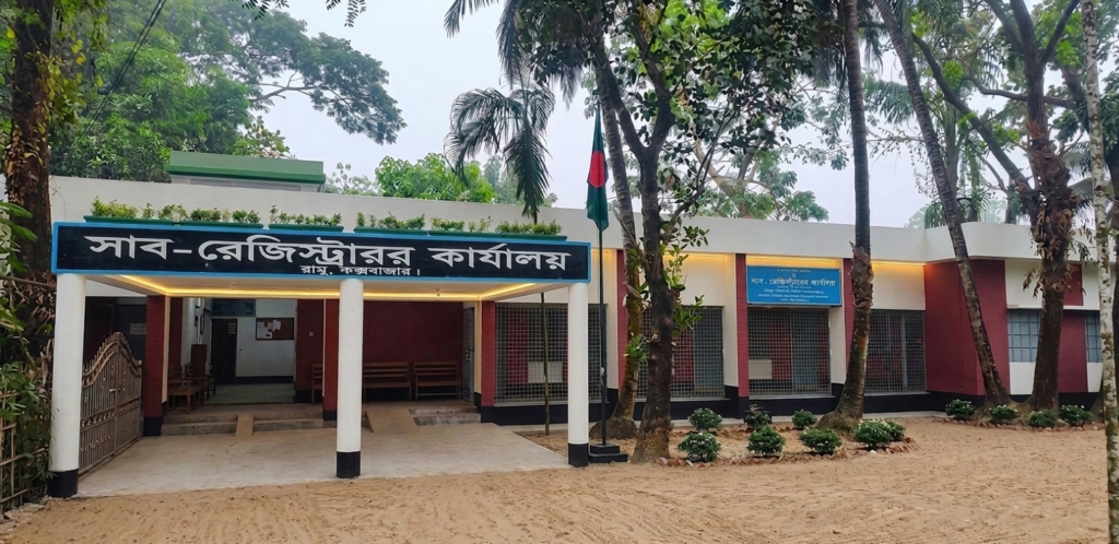 রামুর সাব-রেজিস্ট্রারে ভর করে ‘সিন্ডিকেট’, সামান্য ভুলেও ১৫ হাজার টাকা আদায়!