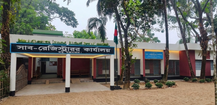 রামুর সাব-রেজিস্ট্রারে ভর করে ‘সিন্ডিকেট’, সামান্য ভুলেও ১৫ হাজার টাকা আদায়!