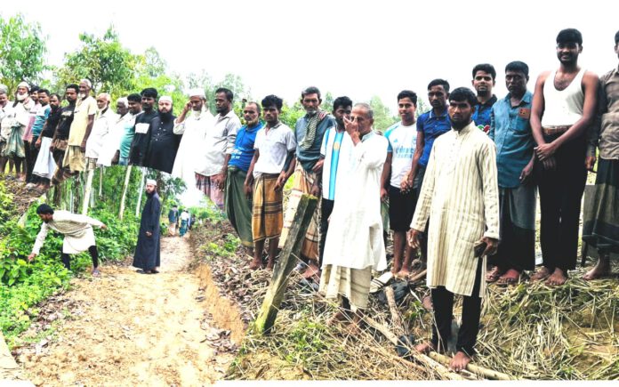 চরম্বায় কবরস্থানের জায়গার উপর চলাচলের রাস্তা নির্মাণ করার প্রতিবাদে এলাকাবাসীর মানববন্ধন