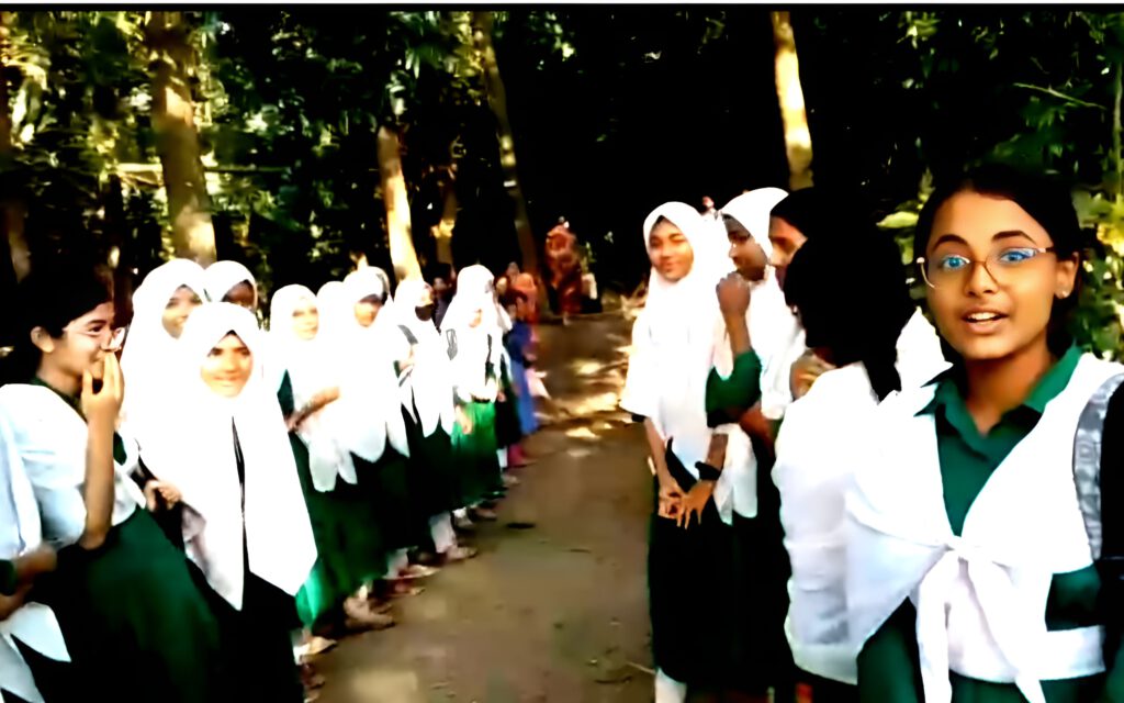 উত্তর আমিরাবাদ টংকাবতী ব্রীজ সংযোগ সড়কের বেহাল দশা, রাস্তাটি পাকা করণের দাবী শিক্ষার্থীদের