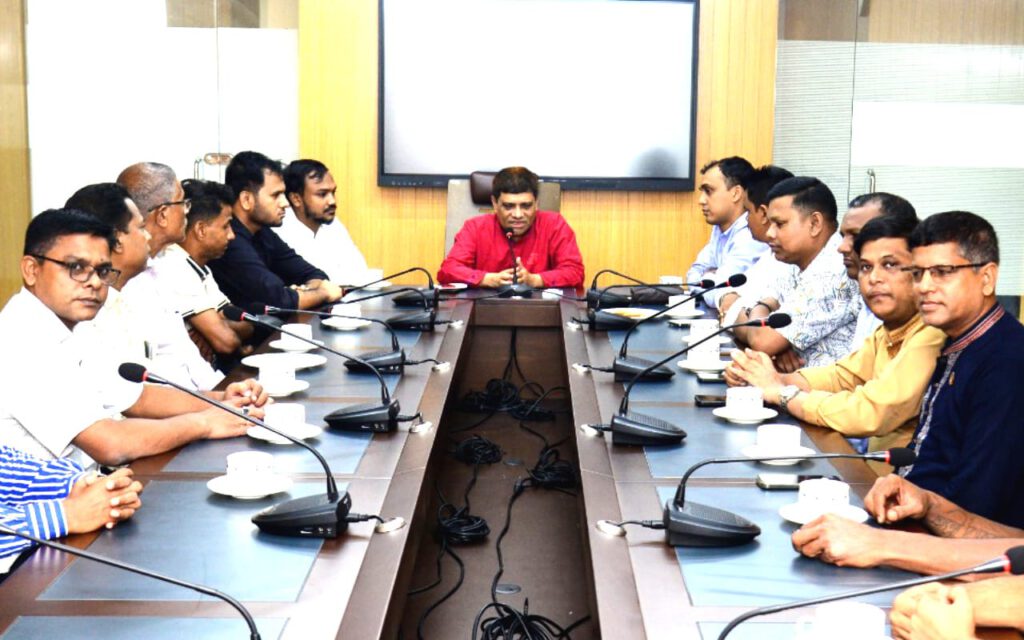 চট্টগ্রাম জেলা পরিষদের প্রশাসকের সাথে লোহাগাড়া পূজা উদযাপন পরিষদের মতবিনিময় ও ফুলেল শুভেচ্ছা