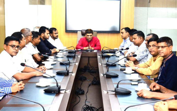 চট্টগ্রাম জেলা পরিষদের প্রশাসকের সাথে লোহাগাড়া পূজা উদযাপন পরিষদের মতবিনিময় ও ফুলেল শুভেচ্ছা