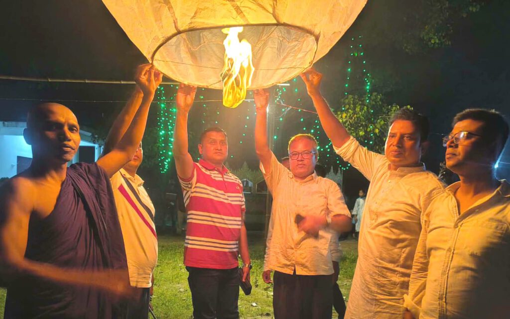 লোহাগাড়ায় বর্ণিল ফানুস উৎসবে প্রবারণা পূর্ণিমা উদযাপন
